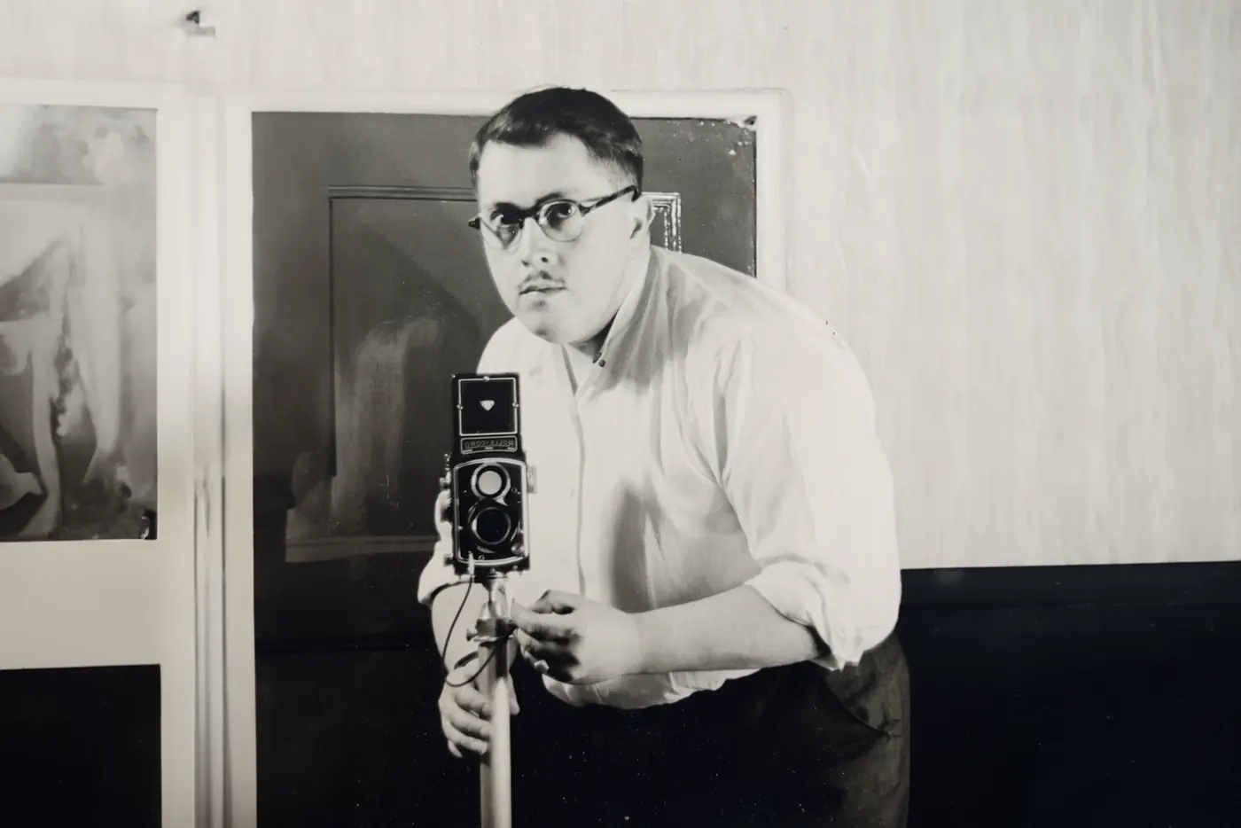 Zwart-wit zelfportret van Jurgens opa in een spiegel, met een Rolleicord op statief